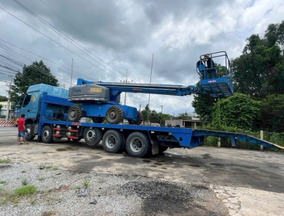 xe-nang-nguoi-dang-bom-lit