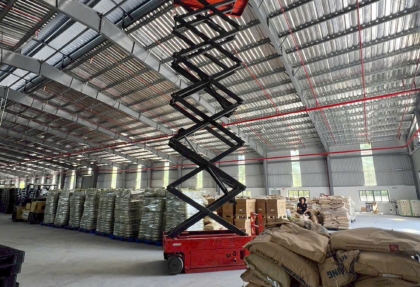 xe-nang-nguoi-lam-viec-tren-cao