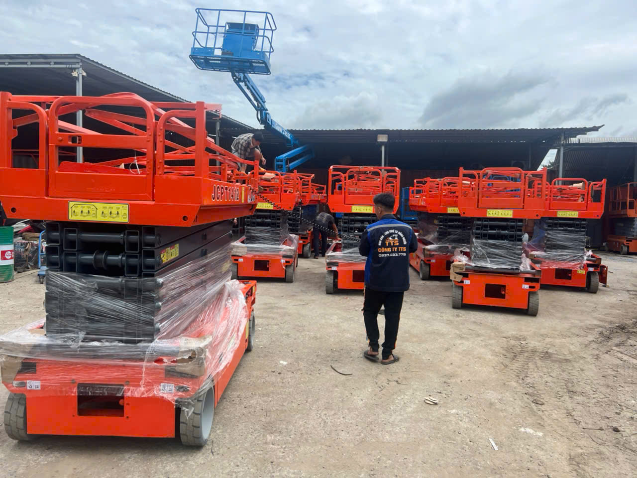 Cho thuê xe nâng người cắt kéo 14m tại Khu công nghiệp Minh Hưng - Bình Phước