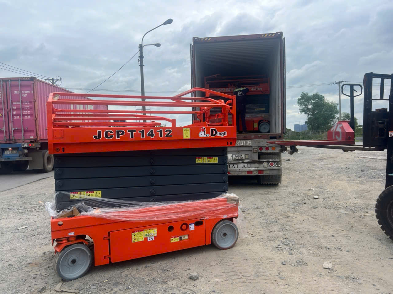 Cho thuê xe nâng người cắt kéo 14m tại KCN Bàu Bàng - Bình Dương