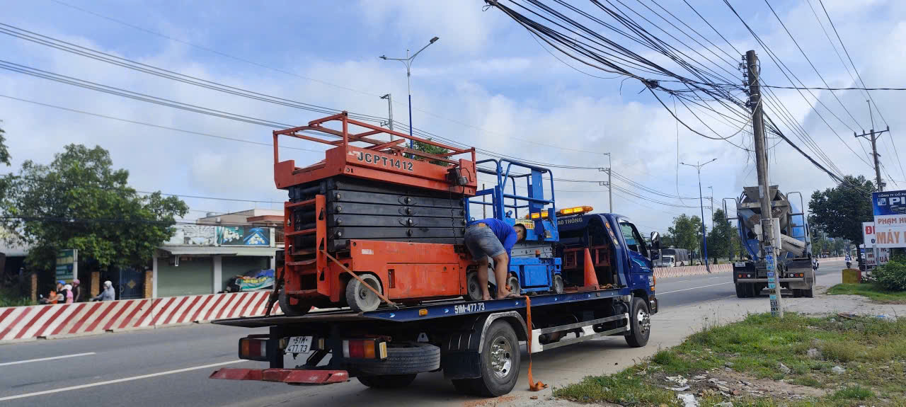 Cho thuê xe nâng người cắt kéo 14m tại Khu công nghiệp Đồng Phú