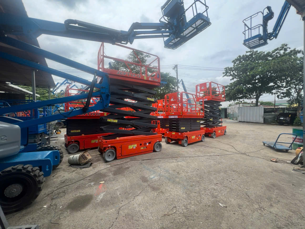 Cho thuê xe nâng người cắt kéo 14m tại Khu công nghiệp Đồng Xoài