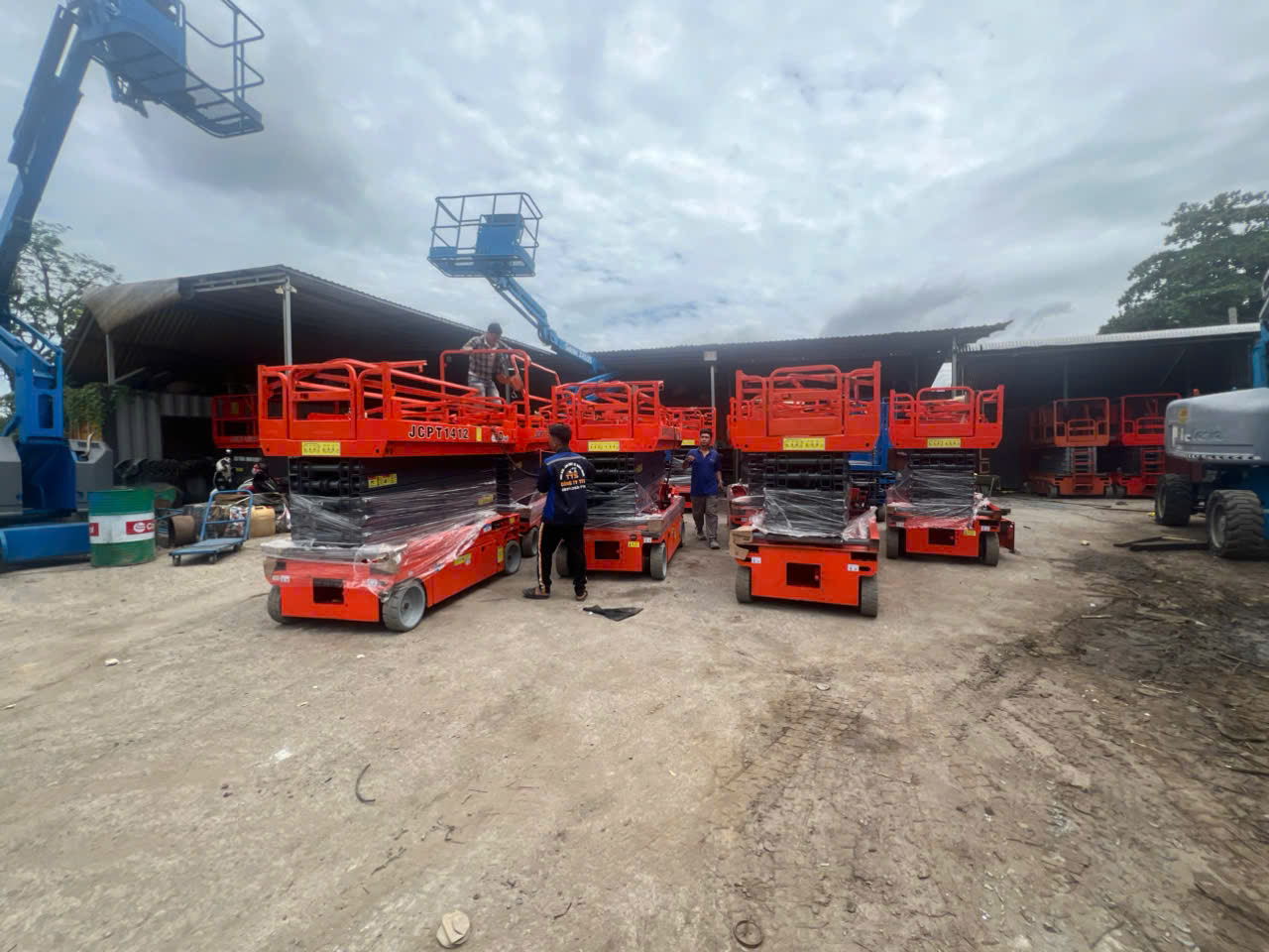 Cho thuê xe nâng người cắt kéo 14m tại VSIP 1, VSIP 2 và VSIP 3 Bình Dương