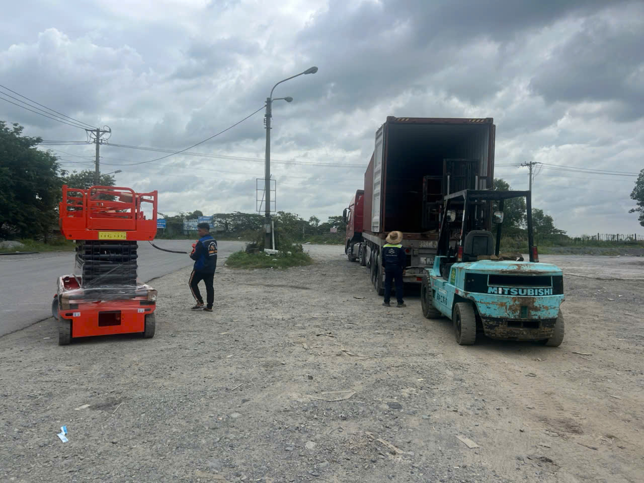 Cho thuê xe nâng người cắt kéo 14m tại Khu công nghiệp Chơn Thành - Bình Phước